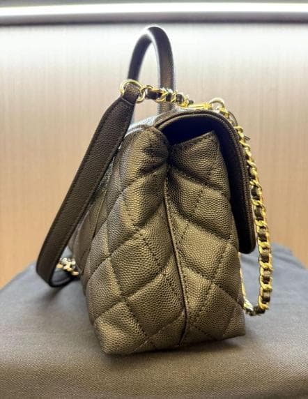 ♪ブラックのハンドバッグで、ゴールドの金具付きです~~