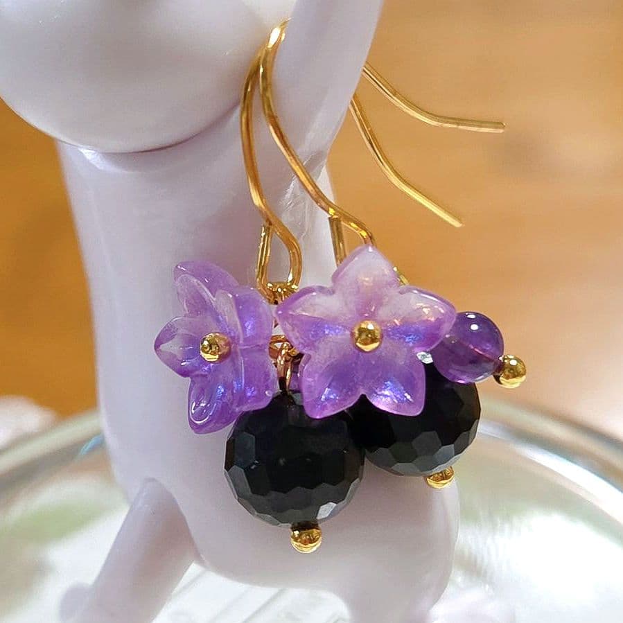 お花とオニキスとアメジストのピアス