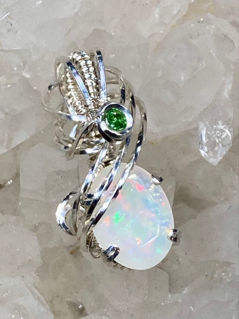 オパール　ツァボライト　ペンダントトップ　ワイヤージュエリー