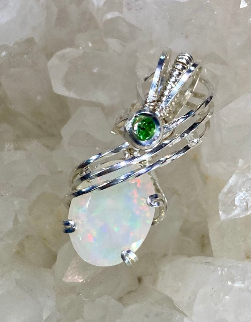 オパール　ツァボライト　ペンダントトップ　ワイヤージュエリー