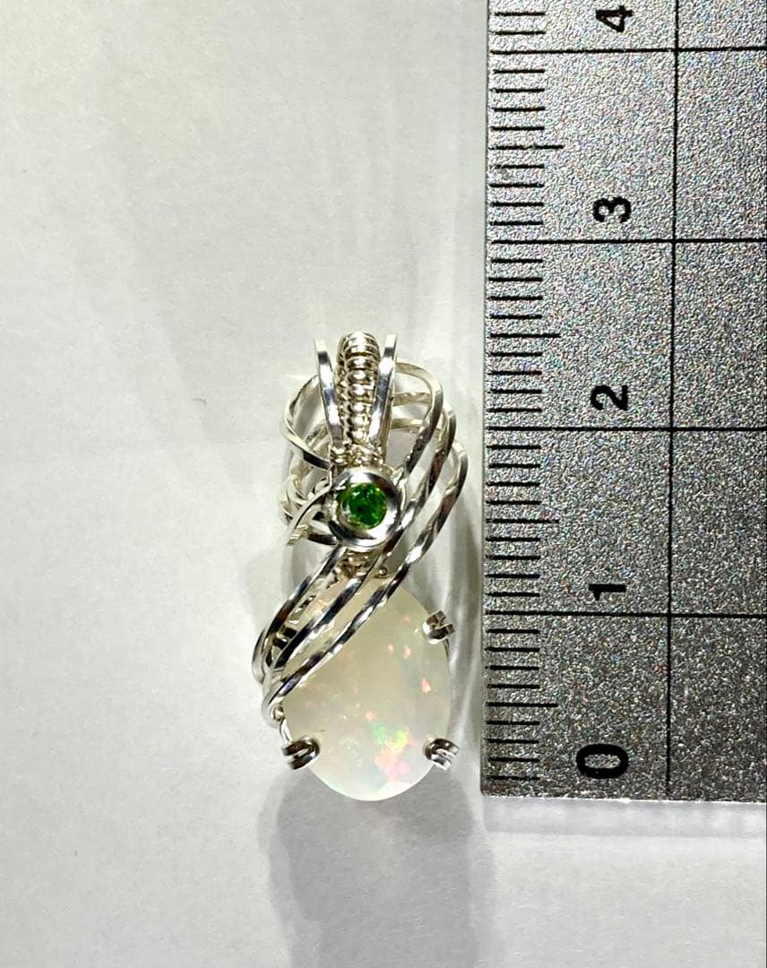 オパール　ツァボライト　ペンダントトップ　ワイヤージュエリー