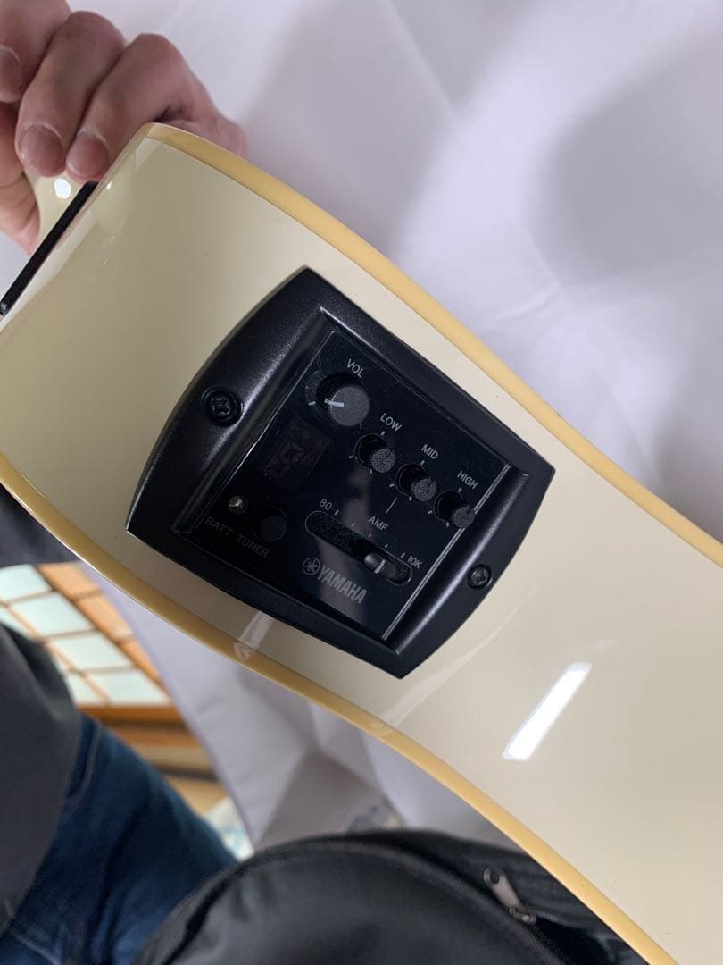 YAMAHA APX600エレアコギターアイボリー系カラーケース付き
