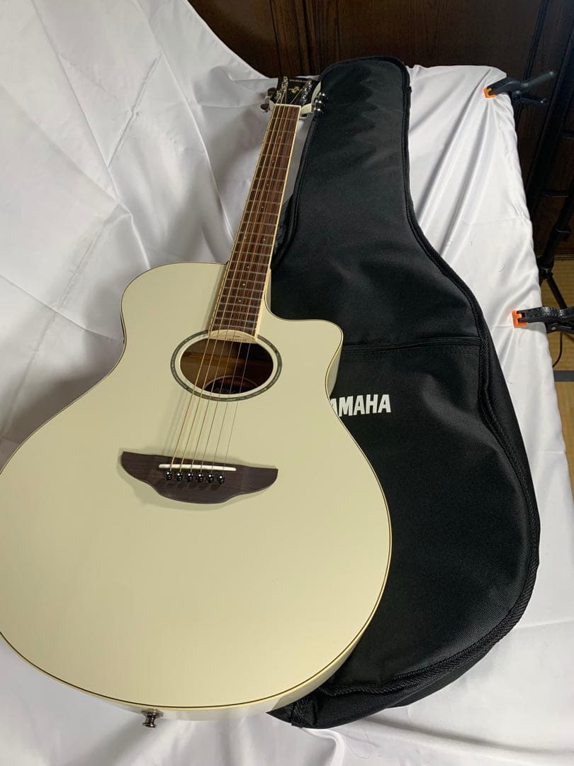 YAMAHA APX600エレアコギターアイボリー系カラーケース付き