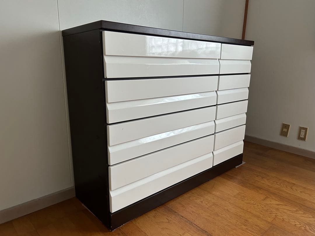 ダークブラウンの木製チェスト完成品