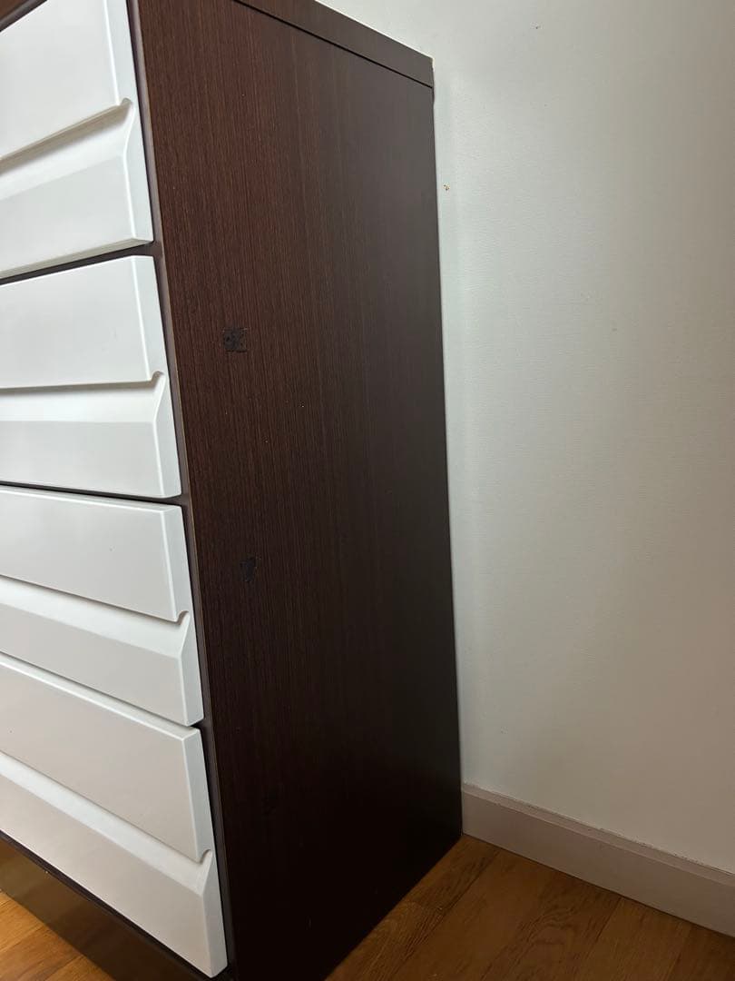 ダークブラウンの木製チェスト完成品