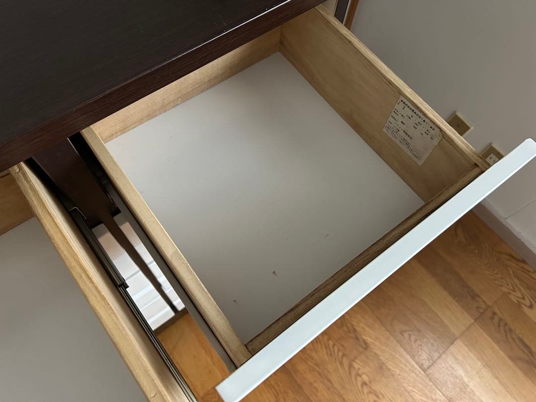 ダークブラウンの木製チェスト完成品