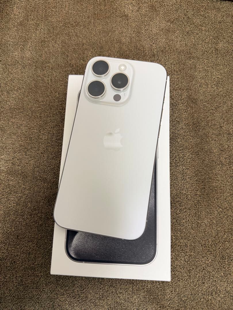 SIMフリー iPhone 15 Pro 256GB ホワイトチタニウム 美品