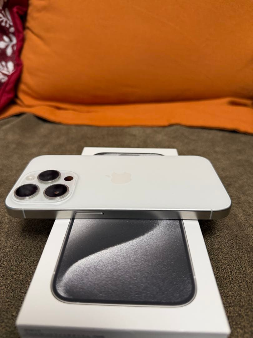 SIMフリー iPhone 15 Pro 256GB ホワイトチタニウム 美品