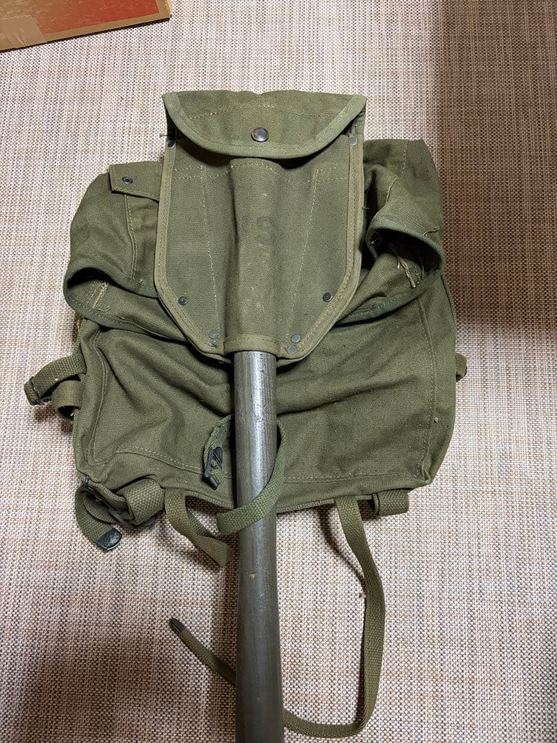 スコップ付きオリーブドラブバックパック