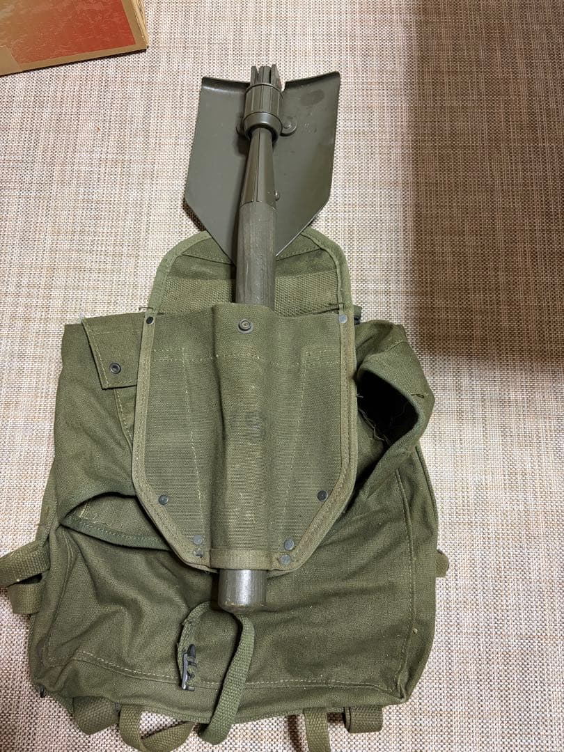 スコップ付きオリーブドラブバックパック