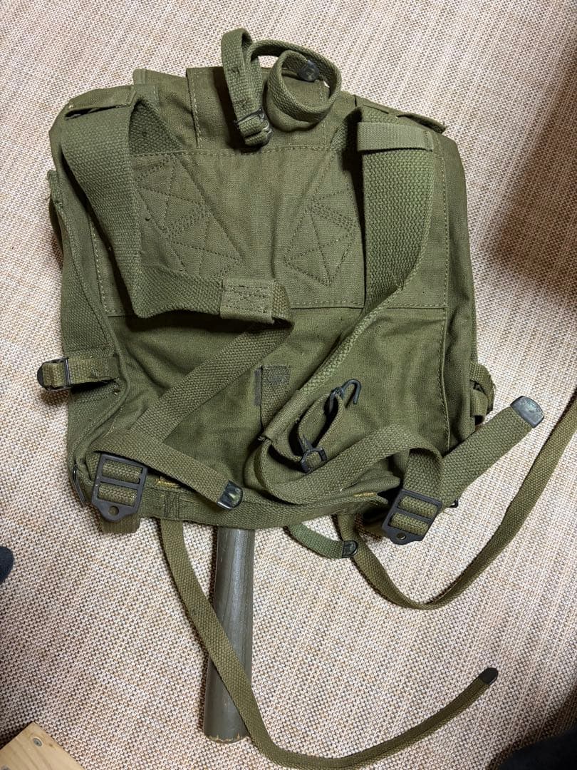 スコップ付きオリーブドラブバックパック