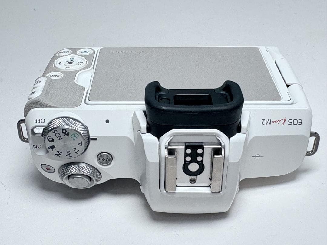 極上品 キヤノン EOS Kiss M2 ボディ ホワイト