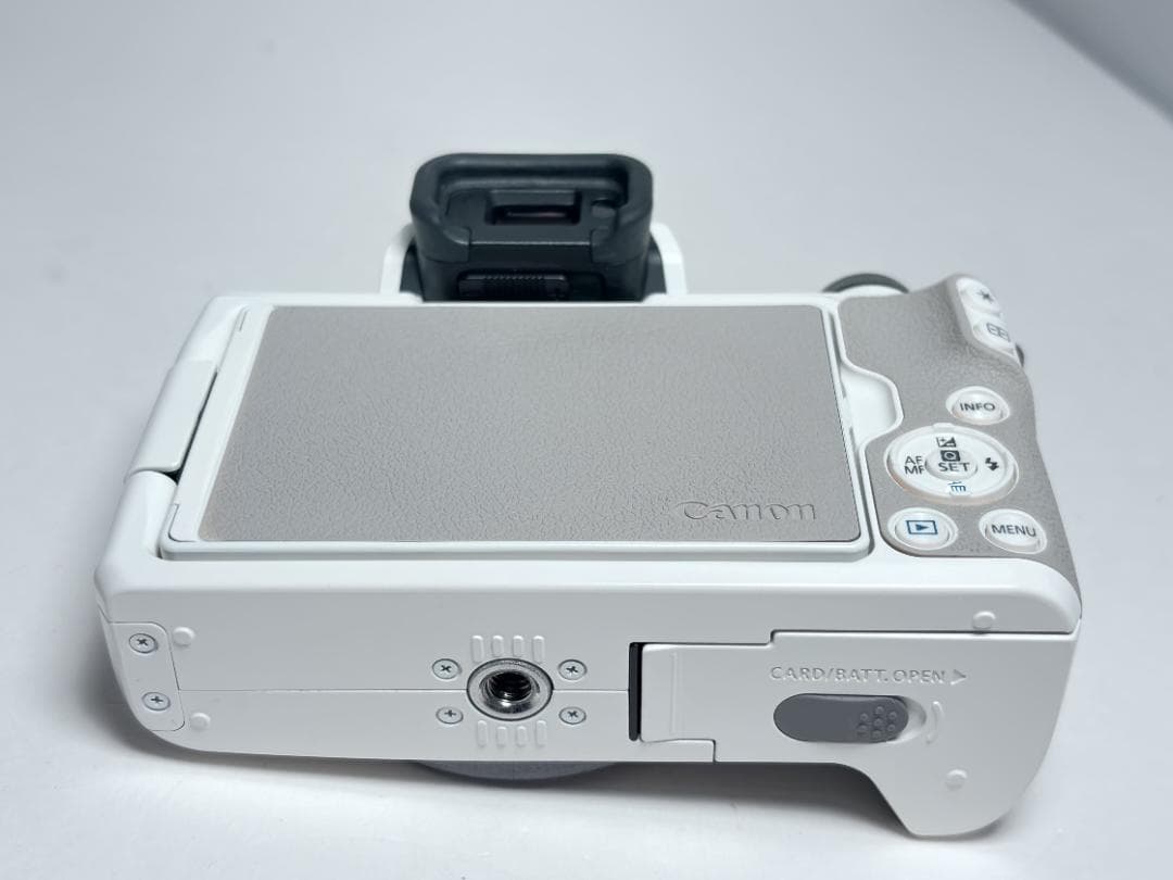 極上品 キヤノン EOS Kiss M2 ボディ ホワイト