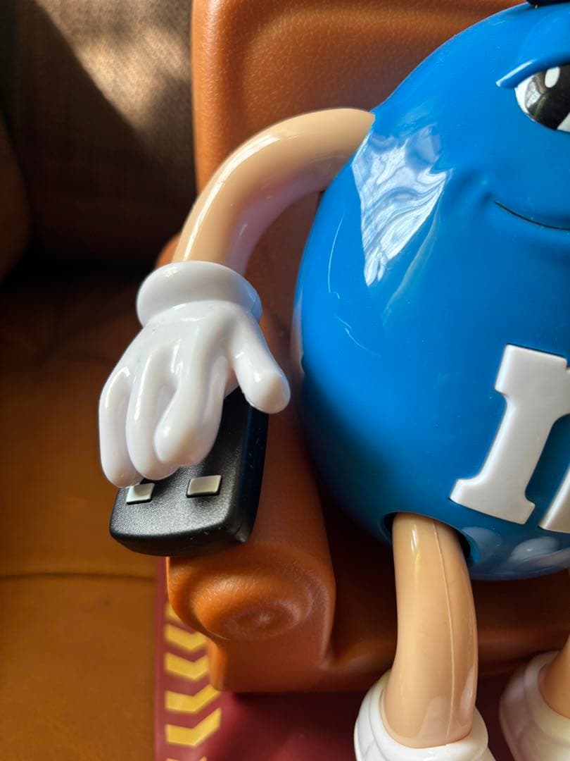 M&M's ディスペンサー　青椅子