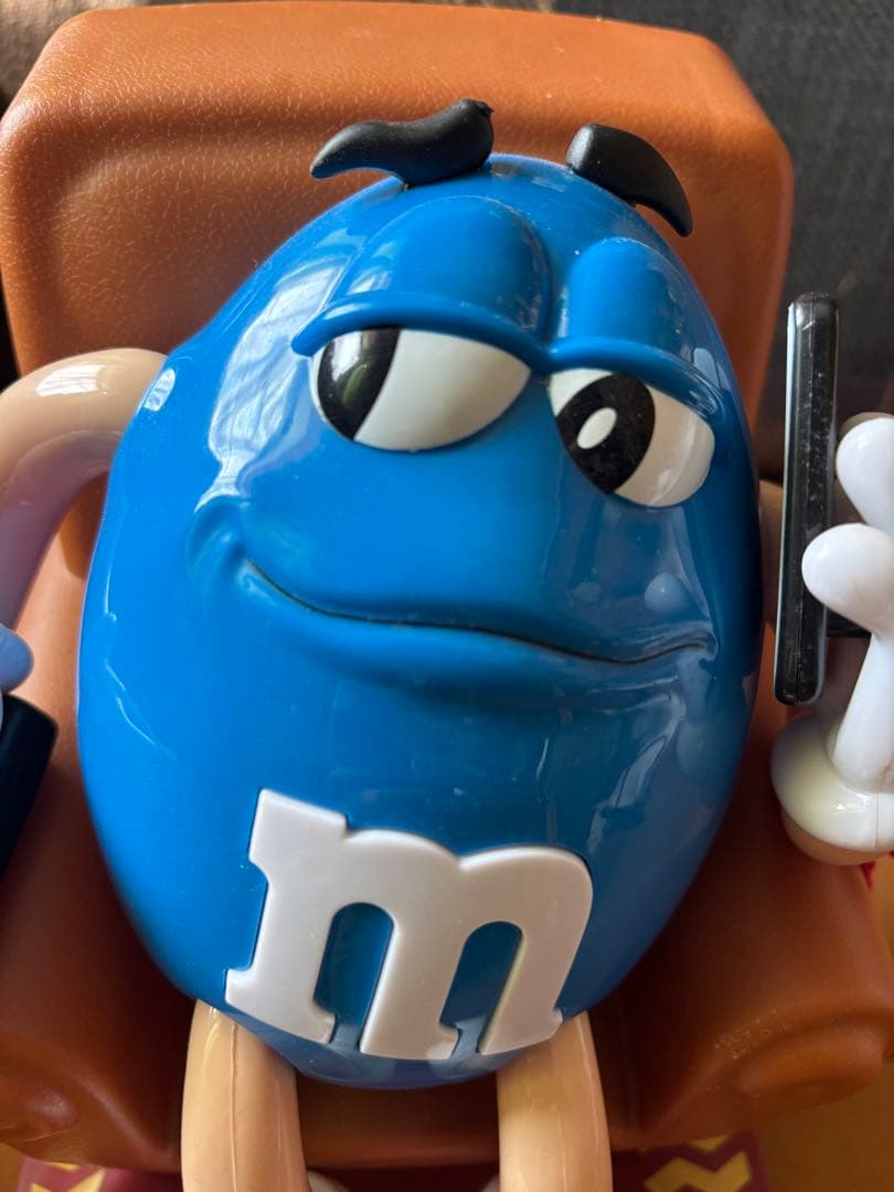 M&M's ディスペンサー　青椅子