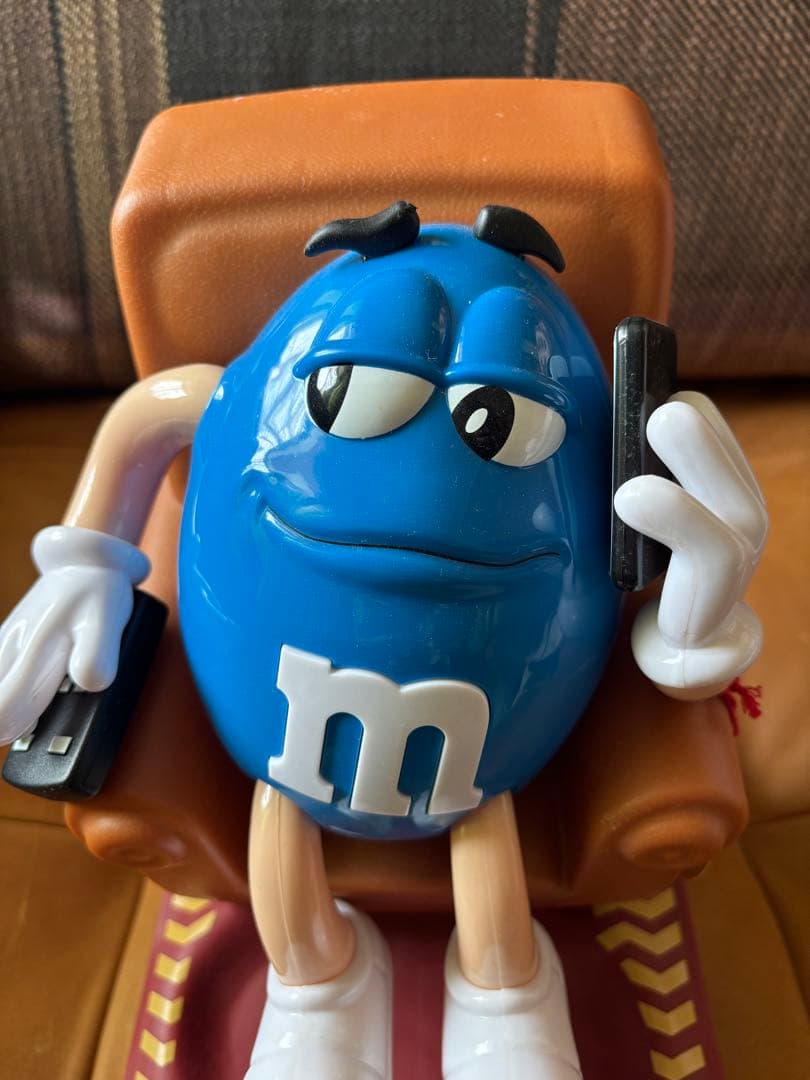 M&M's ディスペンサー　青椅子