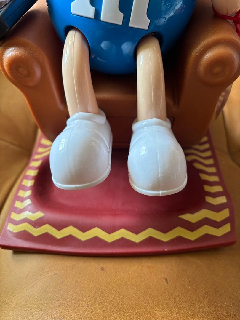 M&M's ディスペンサー　青椅子