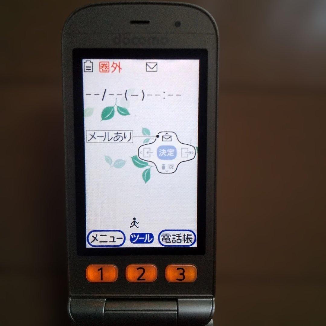 ☆らくらくホンベーシック4　docomo　F-01G　ゴールド