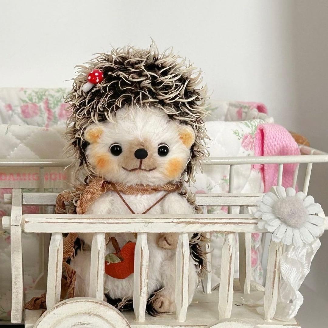 りんご好きなハリネズミちゃん アーティストベア 海外作家様 ハンドメイド 置物