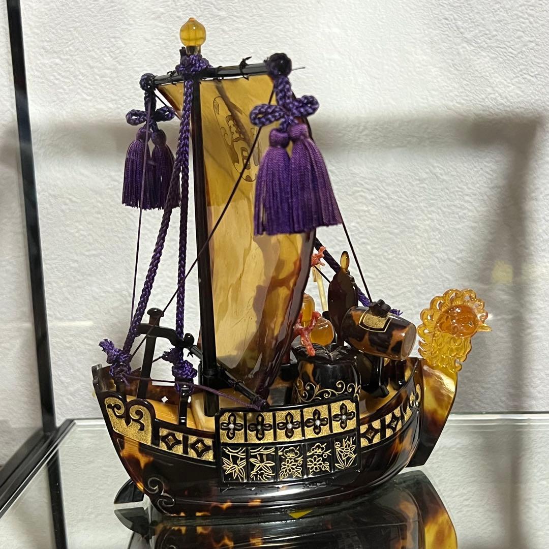 本鼈鳳凰宝船の置物　縁起物　オブジェ　ガラスケース付き
