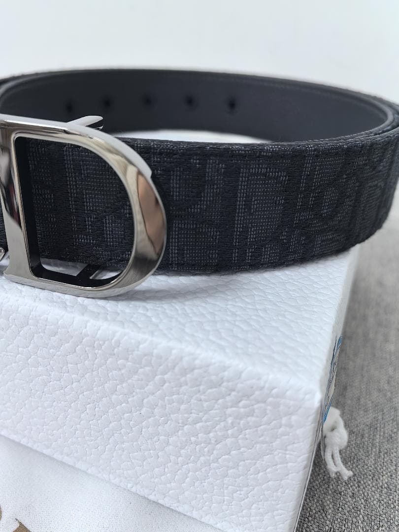 ブラックダークオブリーク柄CDロゴメタルバックル品格ありコーデしやすい実用性抜群