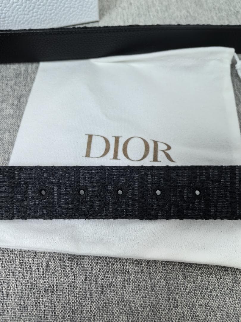 ブラックダークオブリーク柄CDロゴメタルバックル品格ありコーデしやすい実用性抜群