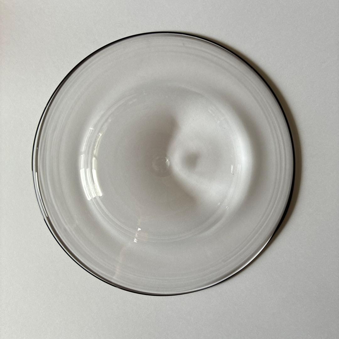 黒川登紀子さん　ガラスプレート黒縁