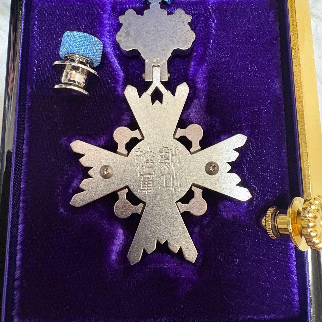 【極美品】瑞宝小綬章 現行タイプ 新型 旧勲四等 略章 共箱入 完品 93