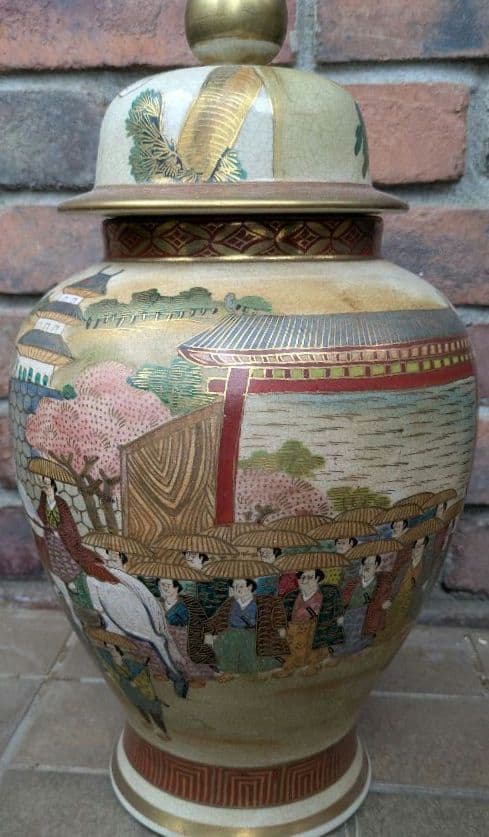 伝統的な日本の風景画の花瓶 薩摩焼