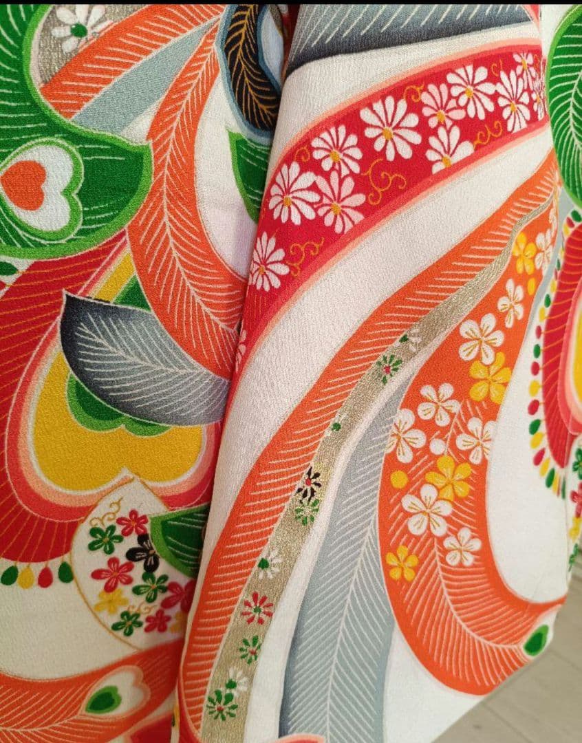 アンティーククリーム色にカラフル模様の着物単品☆2歳から3歳