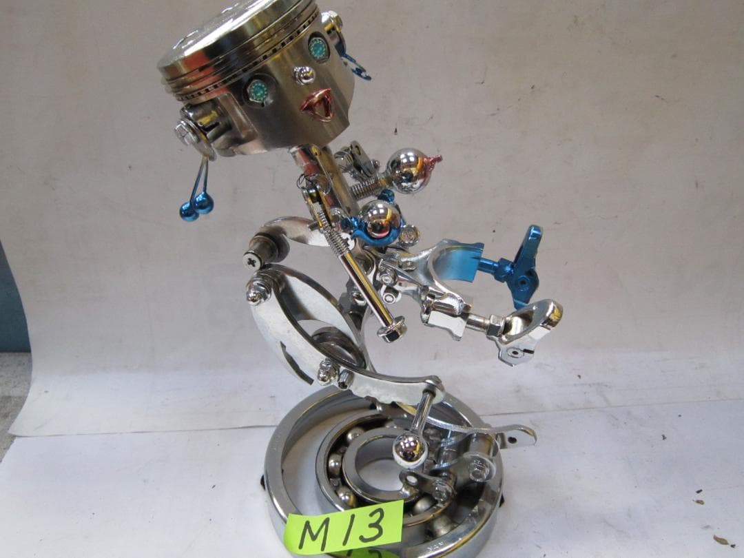 起き上がり人形　自動車部品を使用しています。