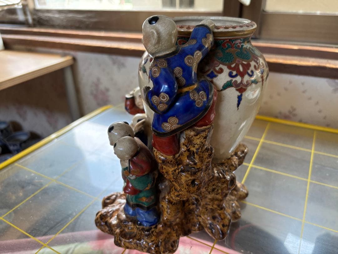 陶器製花瓶 小人形付き