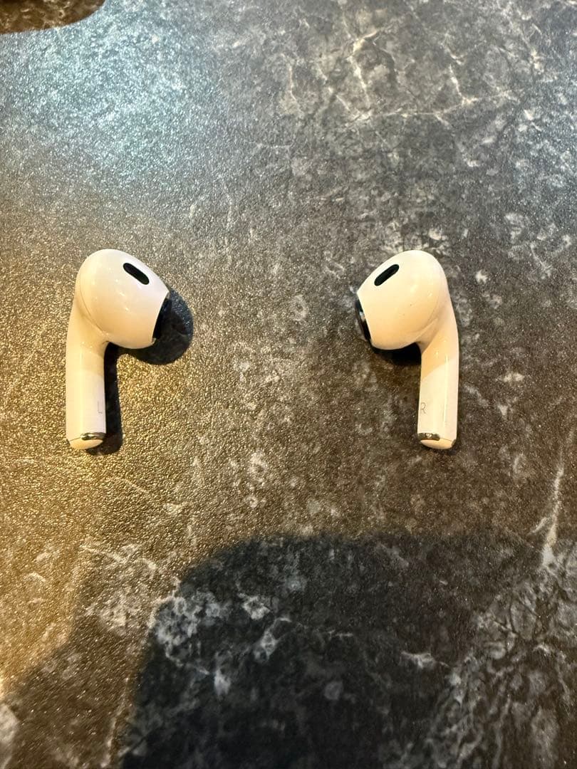 t*y様 AirPods Pro2本体 ホワイト 充電ケース付き 【箱無し　カバ