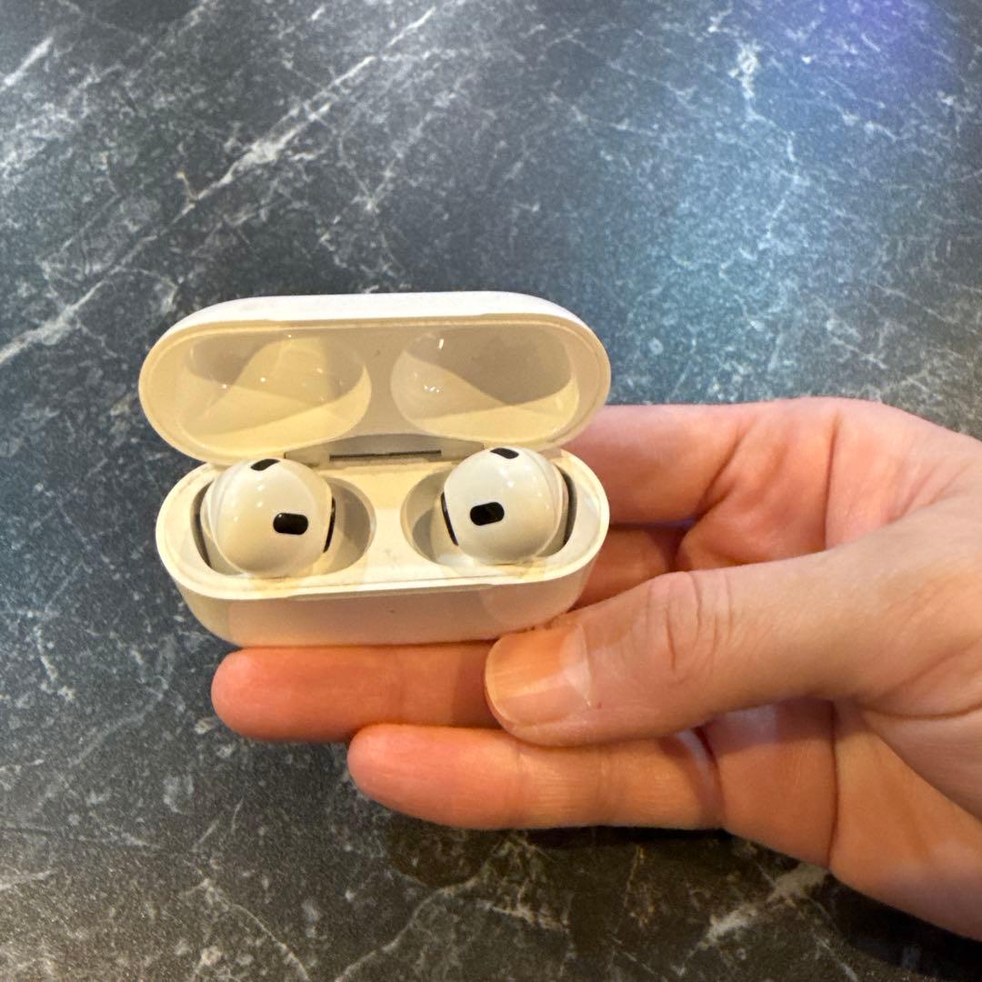 t*y様 AirPods Pro2本体 ホワイト 充電ケース付き 【箱無し　カバ
