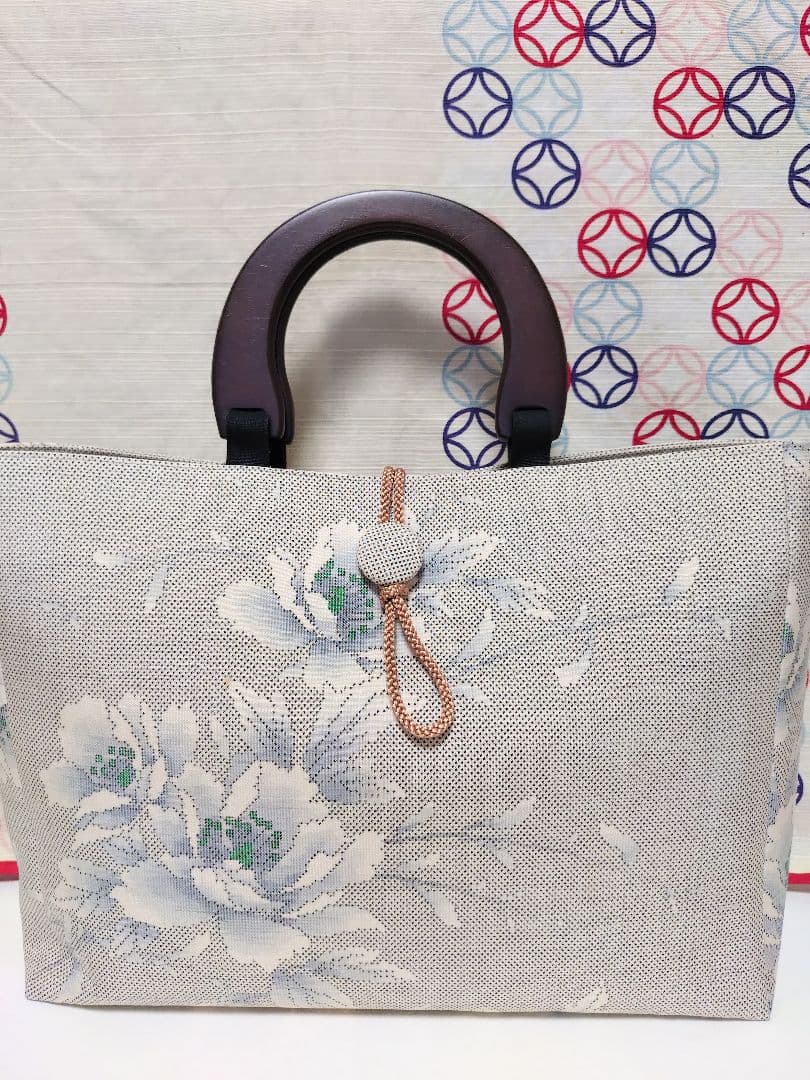 【ハンドメイド】白大島紬リメイクトートバッグ　正絹　着物リメイク　木製ハンドル
