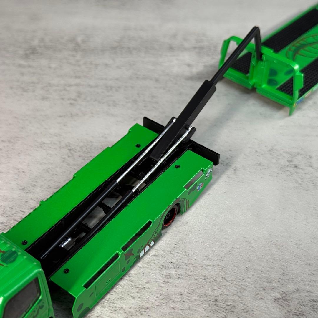 【Mega Gear】 日野 H300 フラットベッドトランスポーター　グリーン