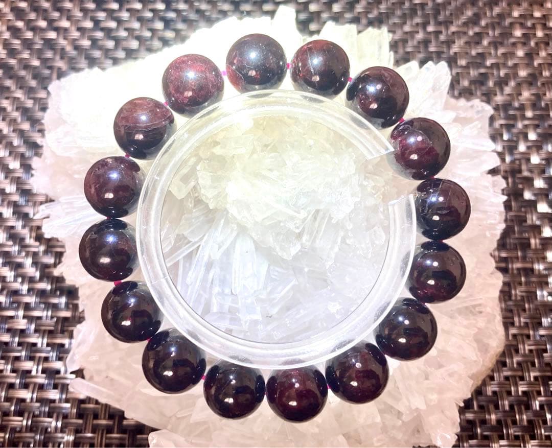 究極品質　秘蔵放出　神宿る聖地から舞い降りたネパールの秘宝　ヒマラヤガーネット