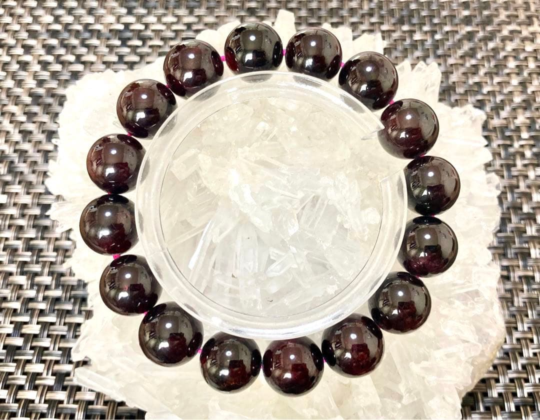 究極品質　秘蔵放出　神宿る聖地から舞い降りたネパールの秘宝　ヒマラヤガーネット