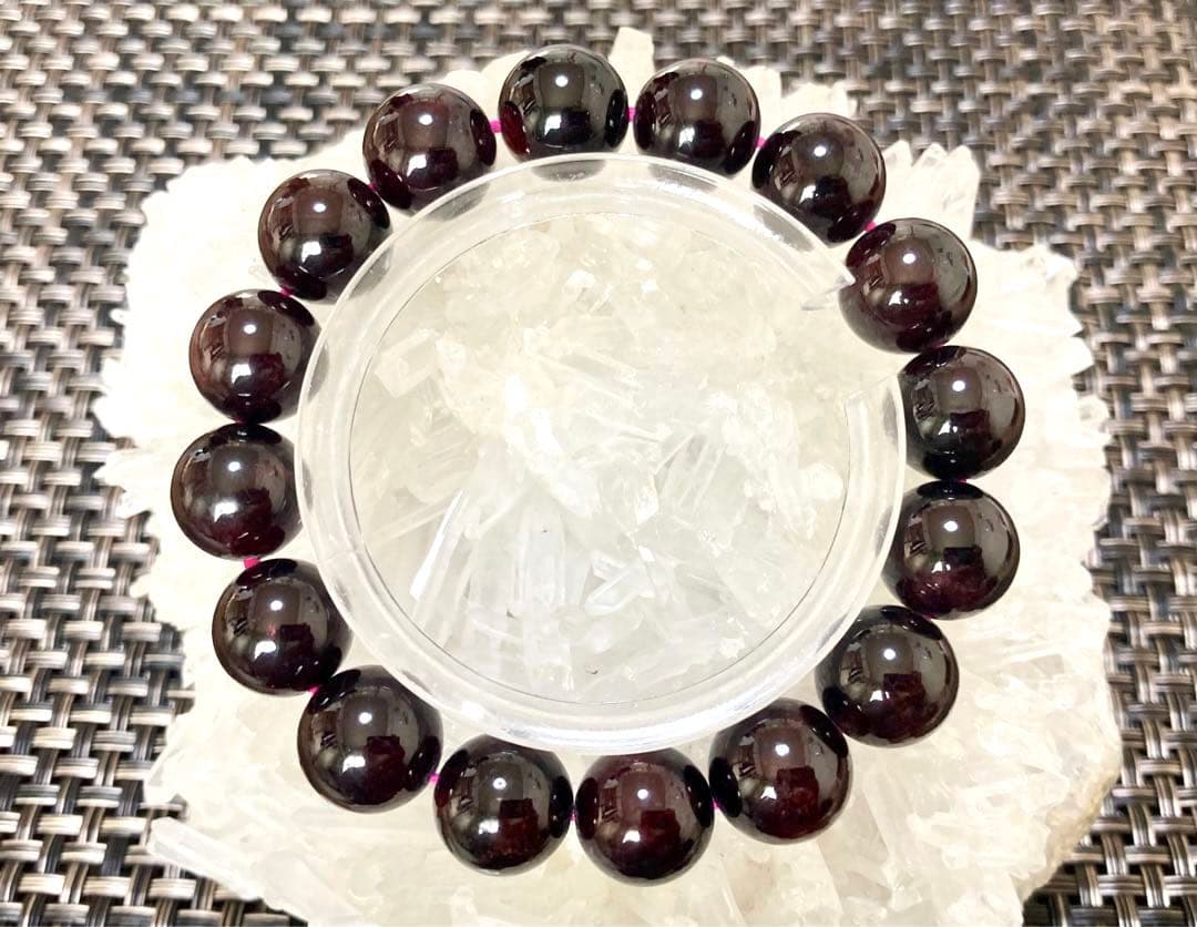 究極品質　秘蔵放出　神宿る聖地から舞い降りたネパールの秘宝　ヒマラヤガーネット