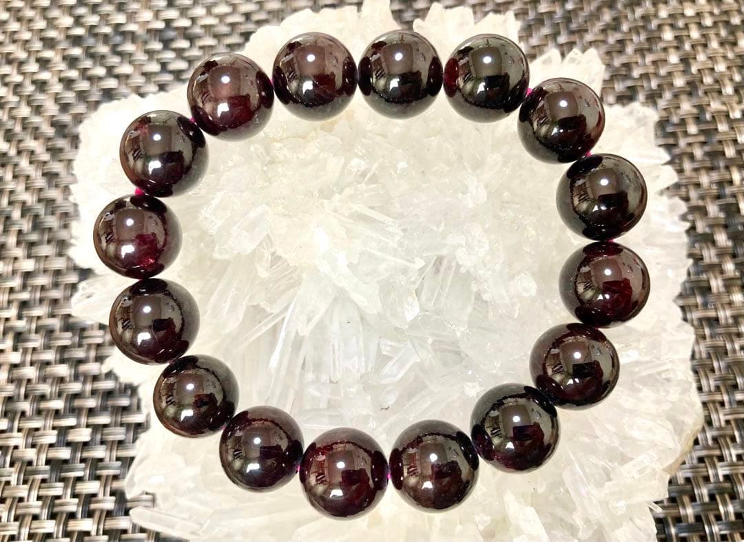 究極品質　秘蔵放出　神宿る聖地から舞い降りたネパールの秘宝　ヒマラヤガーネット