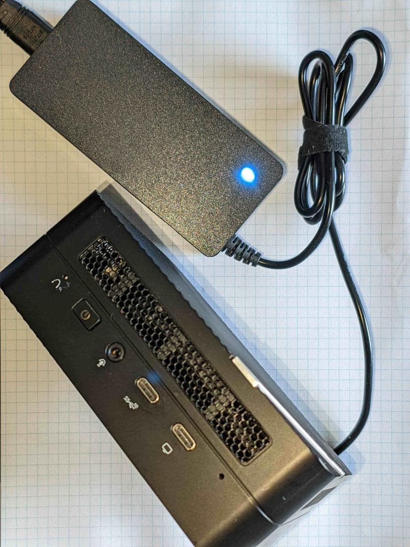 MINISFORUM UM560XT ミニPC