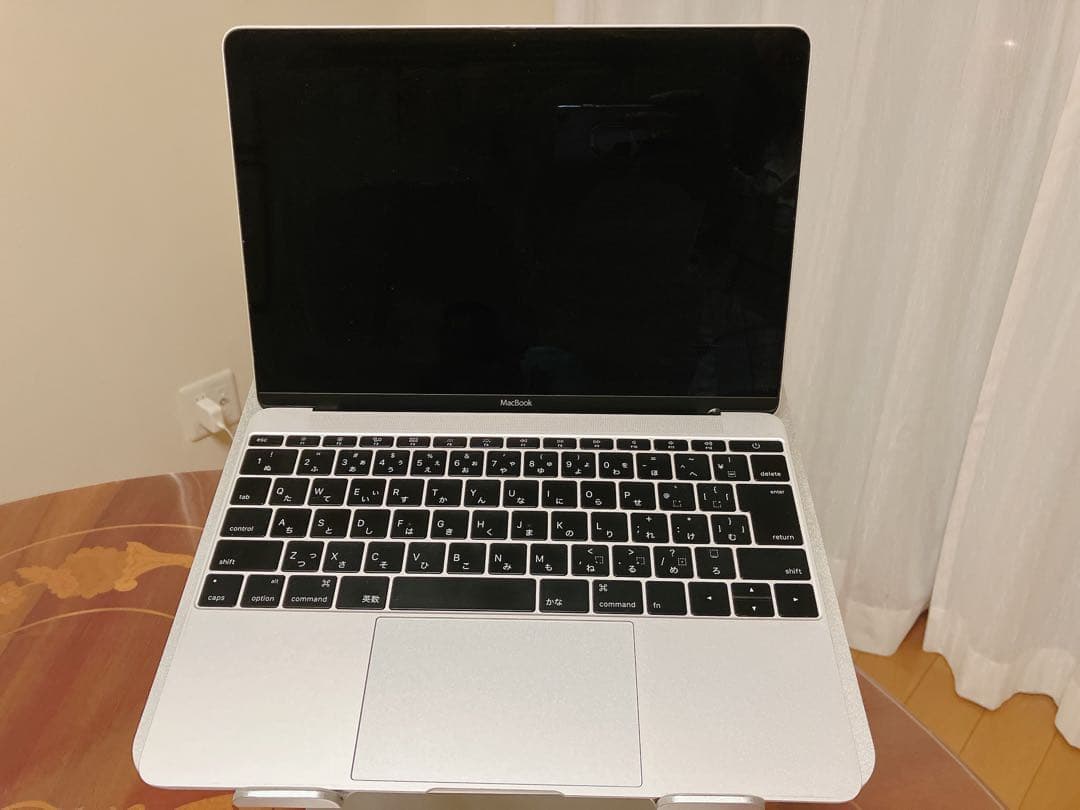 MacBook シルバー【画面下部に小さい割れ有】