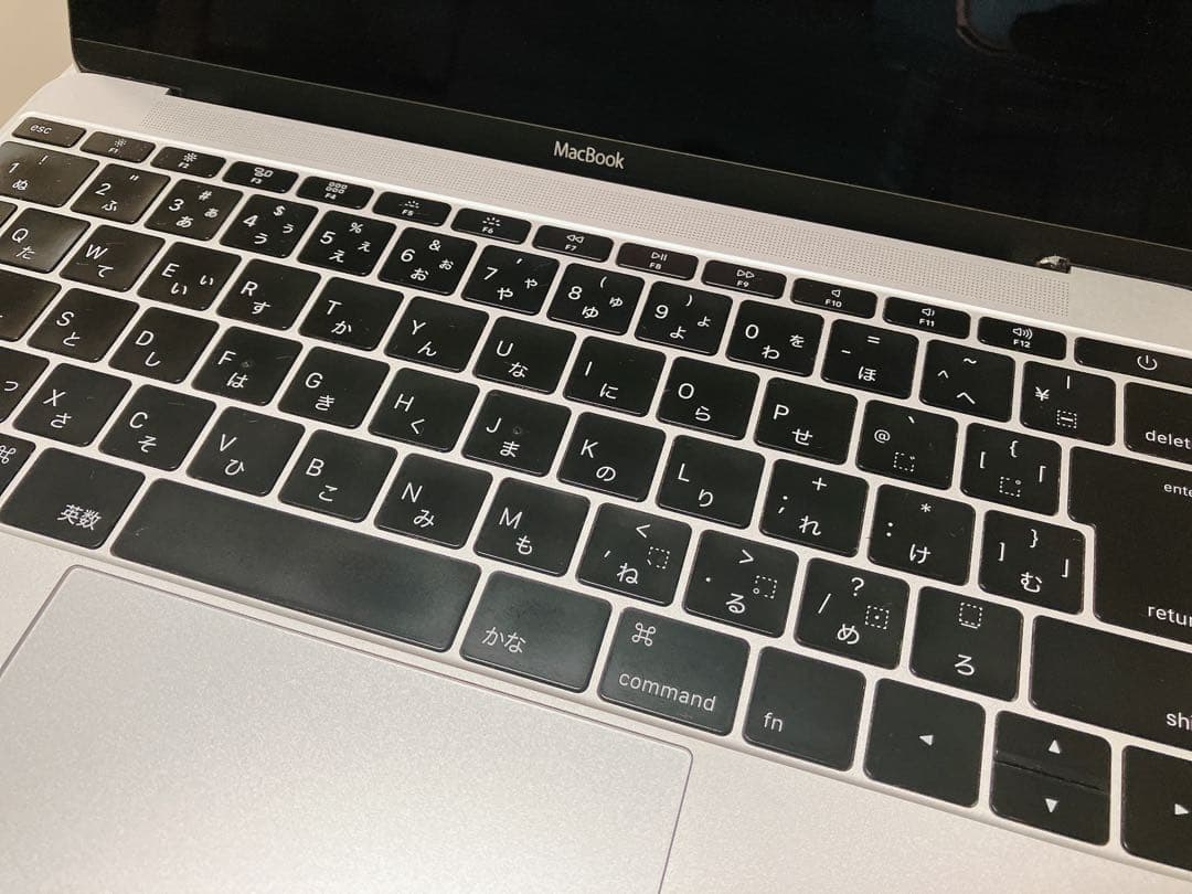 MacBook シルバー【画面下部に小さい割れ有】