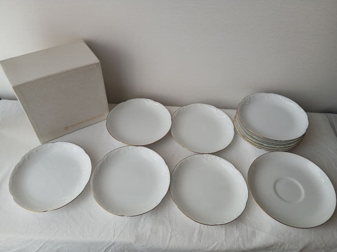 【まとめ売り箱付】大倉陶園 ゴールドライン 銘々皿10枚＋ソーサー1枚白磁 金縁