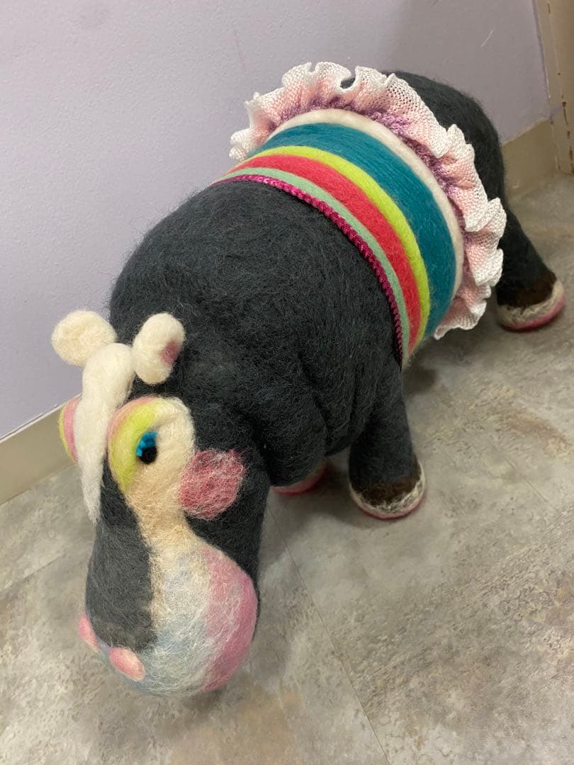とても大きい　ハンドメイド 羊毛フェルト カバぬいぐるみ フリル付き