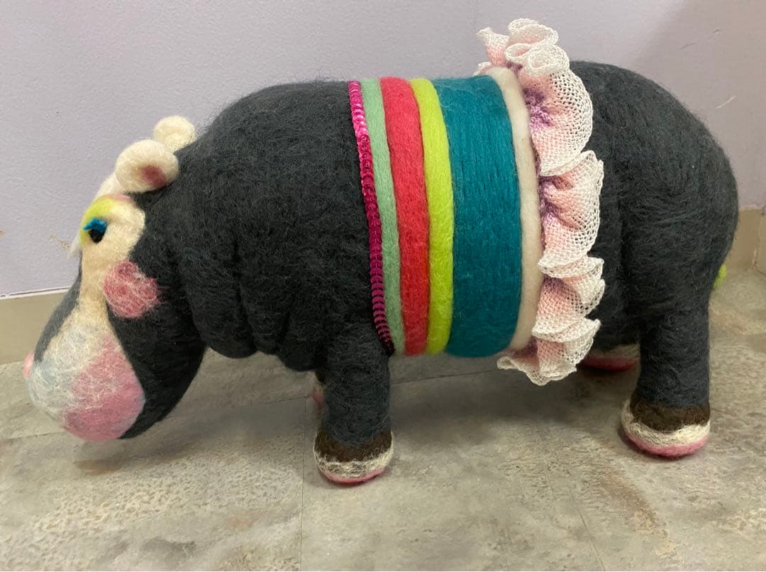 とても大きい　ハンドメイド 羊毛フェルト カバぬいぐるみ フリル付き