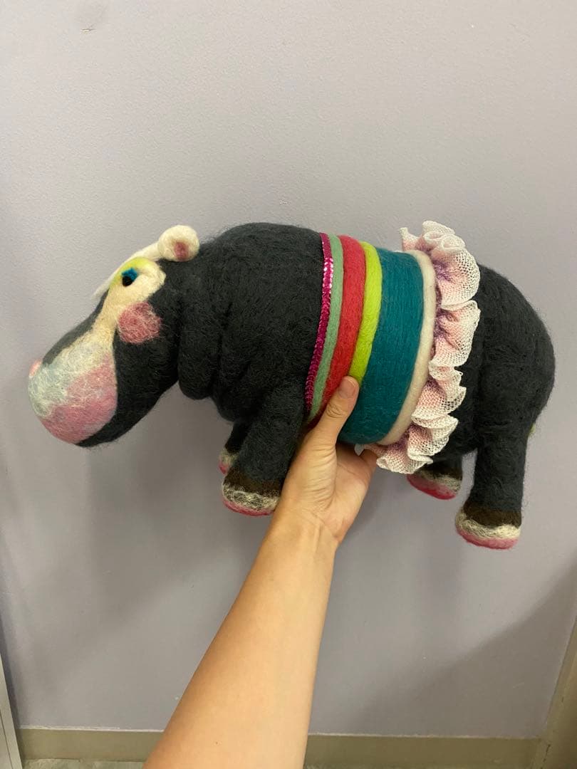 とても大きい　ハンドメイド 羊毛フェルト カバぬいぐるみ フリル付き