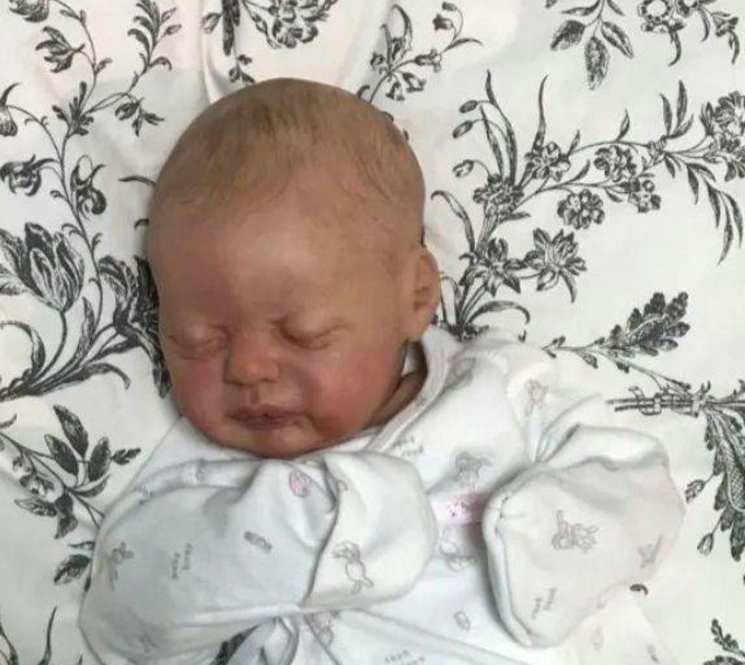 泣きそうなベビー　リボーンドール