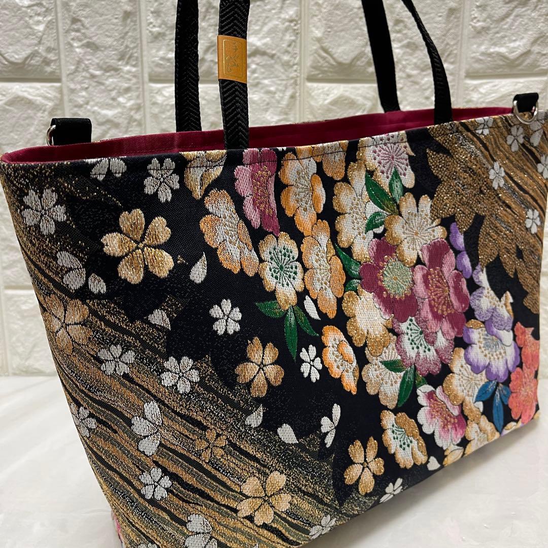 a帯リメイクバッグ【美品】✿桜✿花びら金糸箔黒 正絹帯(大サイズ)Dカン・底板