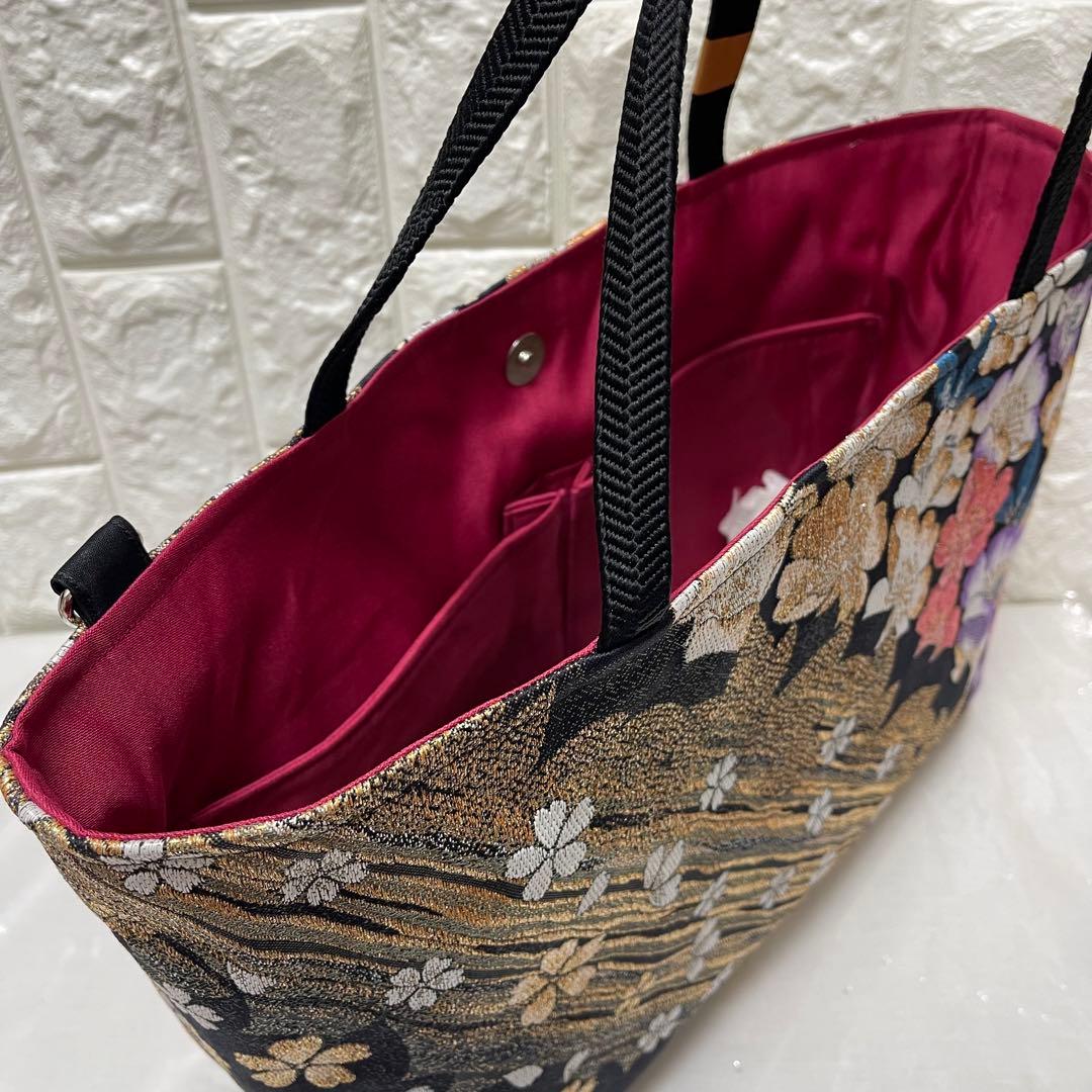 a帯リメイクバッグ【美品】✿桜✿花びら金糸箔黒 正絹帯(大サイズ)Dカン・底板